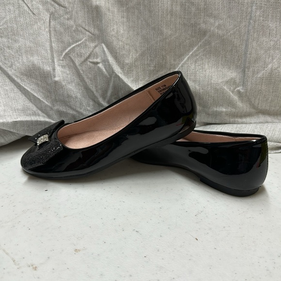 Trinkets little girl Size 11 Blackk shinny shoes with bow - Picture 8 of 8